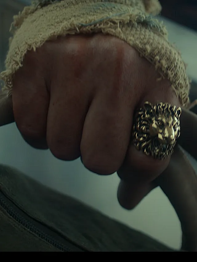srk wearing lion ring in his hand in jawan